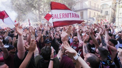 萨勒尼塔纳二十二年后重返意甲 海滨城市陷入红白狂欢