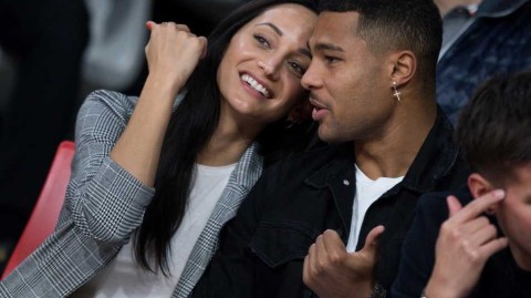 慕尼黑篮球场边秀技，格纳布里携女友甜蜜观战手痒献艺