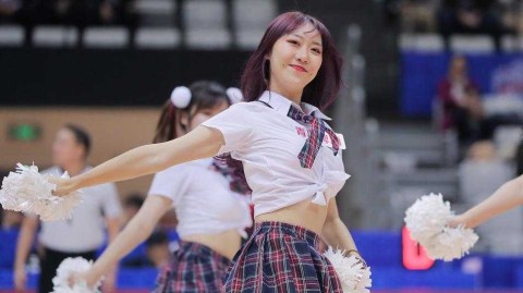 天津主场甜美助威团：CBA赛场上的篮球宝贝，用热爱点燃每一个夜晚