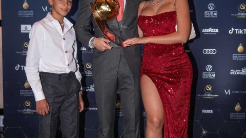 一袭红裙胜烈焰，乔治娜携子伴C罗闪耀迪拜环球奖典礼