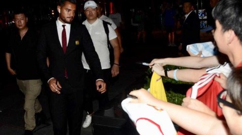 曼联深夜空降上海滩，虹桥机场被红色激情点燃