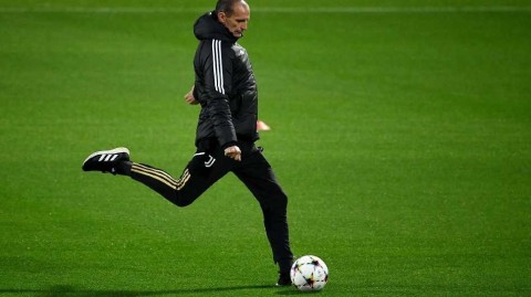 斑马军团欧冠前夕备战 主帅阿莱格里训练场展露脚法