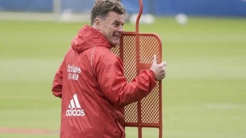 空场复赛倒计时 汉堡主帅亲力亲为摆放器材显匠心