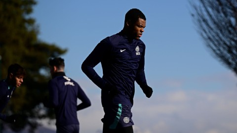 蓝黑军团科莫湖畔集结 邓弗里斯率众将挥汗备战