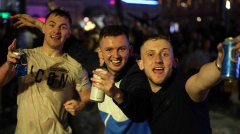 绿茵场变身“抗疫战场”：热刺与切尔西主场见证伦敦市民疫苗接种热潮