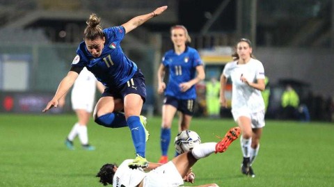 意大利佛罗伦萨的那个狂野夜晚：当蓝衣姑娘们以12比0摧毁以色列，昂首挺进欧洲杯