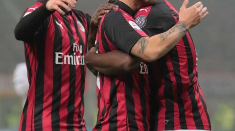 圣西罗双星闪耀：皮亚特克连场破门，帕奎塔处子球助力米兰完胜卡利亚里