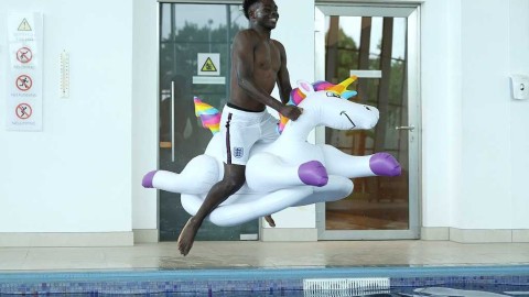 三狮军团水战正酣 英格兰队欢乐备战欧洲杯半决赛