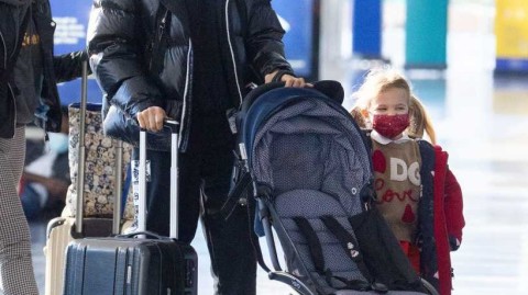 伊莉娜·莎伊克携女现身纽约机场，全黑造型酷帅诠释超模本色