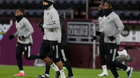 英超保级六分战：伯恩利逼平富勒姆，硝烟弥漫摩尔球场