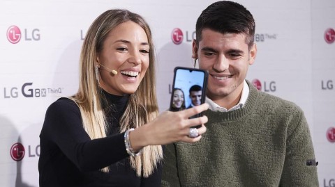 莫拉塔与爱妻坎佩洛马德里合体亮相，为科技品牌温情站台