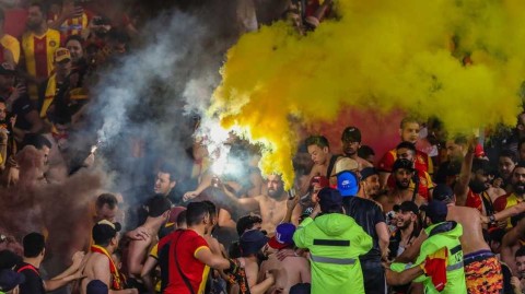 多哈世俱杯硝烟弥漫：萨德惨败突尼斯希望，球迷看台爆发激烈冲突