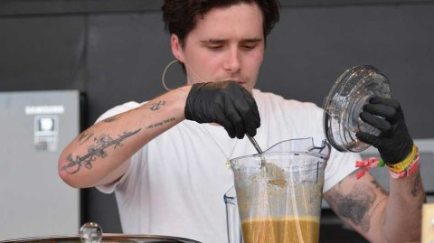 布鲁克林·贝克汉姆现身加州音乐节 从绿茵场到美食间探寻烹饪热情