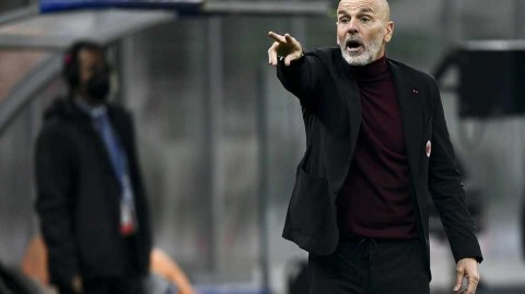 绅士教头获殊荣 皮奥利捧起利德霍尔姆奖诠释红黑风骨