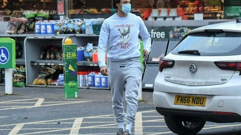 利物浦球星训练后的街头时尚：当足球遇见摩洛哥风情