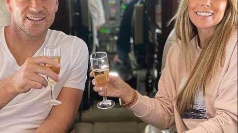 特里夫妇云端开香槟 娇妻相伴助教生涯终迎甘霖