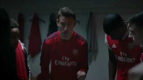 复古红白重现枪手荣耀 厄齐尔优雅演绎新赛季战袍