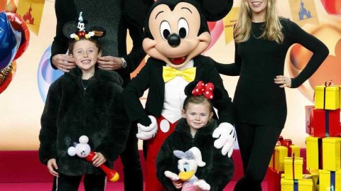 克劳奇家族与群星闪耀巴黎迪士尼乐园欢庆米奇九十载奇妙圣诞