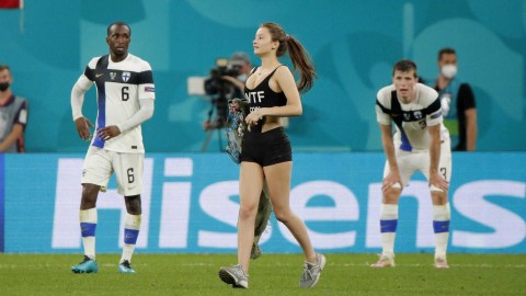 圣彼得堡的美丽意外：欧洲杯赛场上的那位神秘女球迷