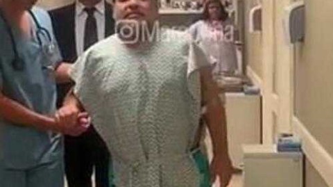 球王重生，传奇不屈：马拉多纳膝盖手术后的坚定步伐