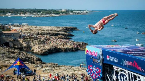 亚得里亚海上的腾空瞬间：回望红牛悬崖跳水意大利站巅峰时刻