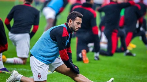 恰尔汗奥卢的红黑印记：AC米兰一百五十场里程碑时刻