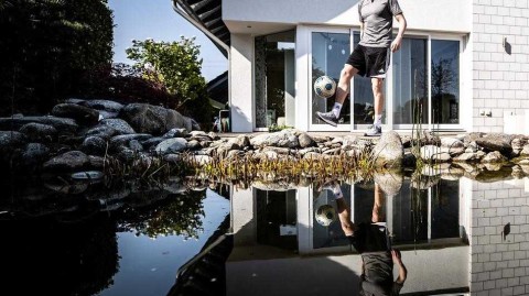 疫情下的坚守：德甲球星居家苦练，等待绿茵重启