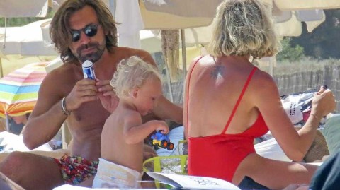 皮尔洛的夏日时光：在伊比萨岛，他是绿茵场外的温柔父亲