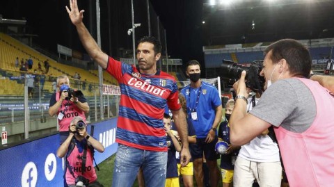 布冯重返帕尔马身披一号战袍 球衣设计重现九八赛季辉煌