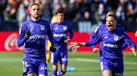 苏亚雷斯头槌破门引领逆转，巴尔韦德临场换人导演巴萨惊险胜利