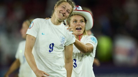 荣耀狮吼挺进温布利 英格兰女足四球横扫瑞典创历史