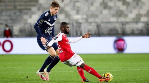 法甲焦点战：波尔多主场迎战兰斯，圣诞前夕的绿茵对决