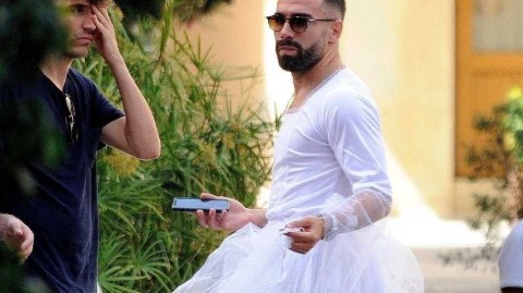 白色纱裙下的兄弟情谊：卡瓦哈尔别开生面的伊维萨单身派对