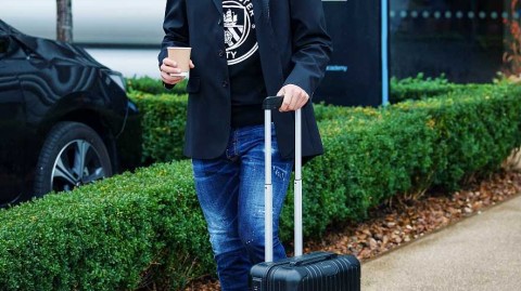 京多安领衔“蓝月”远征军 型男范十足踏上欧冠征途