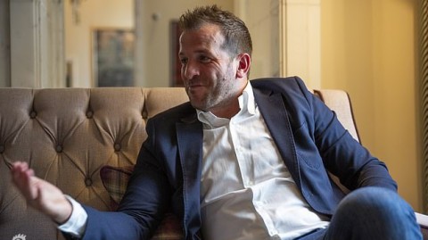 绿茵魔术师变身飞镖射手！范德法特闪耀丹麦公开赛斩获生涯首胜