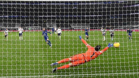 伦敦德比夜雨倾盆，切尔西点射破僵局，热刺吞下苦涩三连败