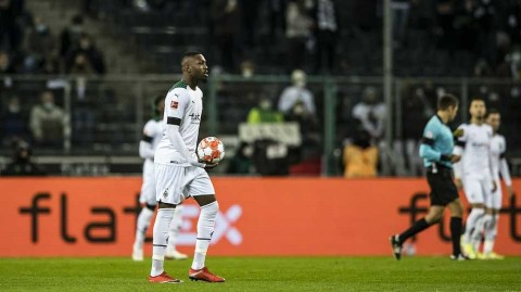 德甲罕见崩盘夜：门兴三十七分钟连吞六弹，主场惨遭弗赖堡血腥屠戮