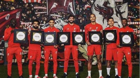 安菲尔德盛宴！七红军将士联袂登台金球奖，阿里松首捧雅辛奖荣耀留影