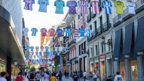 疫情中复苏的希望：马德里街头飘扬的西甲战袍