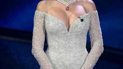 从Gucci柜姐到全场焦点，乔治娜在圣雷莫音乐节的闪耀之夜