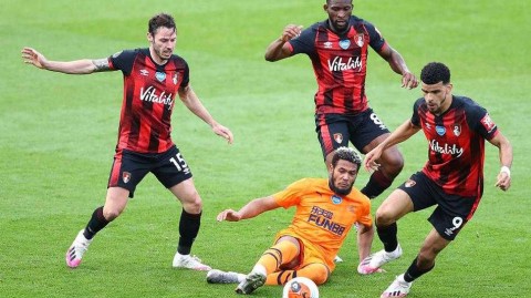 纽卡斯尔联客场四球大胜伯恩茅斯，樱桃军团深陷降级泥潭