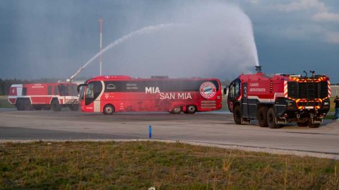 水门洗尘：拜仁慕尼黑载誉归来，定格八连冠荣耀瞬间