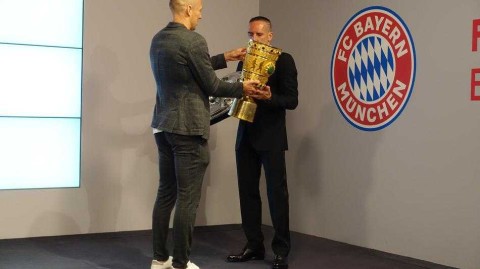 双冠荣耀归故里，罗贝里携奖杯永驻拜仁博物馆