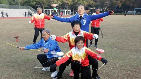 宜兴空竹盛会：彩龙飞舞展银龄风采，技艺交流传非遗薪火