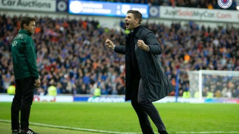 杰拉德狂欢夜！流浪者压哨绝杀晋级欧联，激情滑跪致敬渣叔