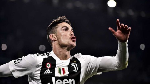 欧冠永恒经典：C罗帽子戏法逆转马竞，安联球场的王者之夜