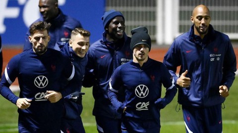 蓝衣战士整装待发 聚焦法国队赛前备战时刻