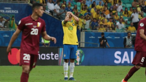 美洲杯激战：VAR两度吹掉进球，巴西狂攻无果憾平委内瑞拉