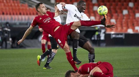 梅斯塔利亚的黯淡平局：蝙蝠军团陷入泥潭，奥萨苏纳从客场带走一分