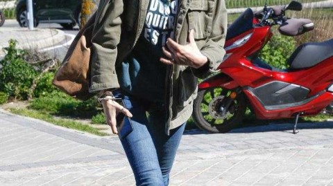 卡西利亚斯前妻萨拉分手后首度露面 独行街头神情落寞